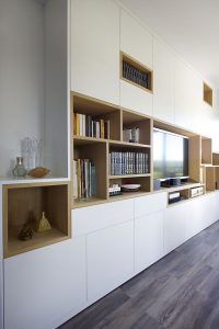 salon - séjour -canapé - bleu - blanc - gris -bois - bibliothèque - sur mesure -tableau -photo - delight - chaise - zuiver - la redoute - neuilly plaisance - decoration d'interieur - décoration - val de marne - mon oeil dans la deco -decoration - Virginie Durieux - Nogent sur marne