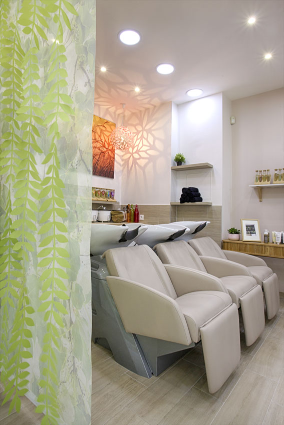 Bacs d’un salon de coiffure à l’ambiance naturelle