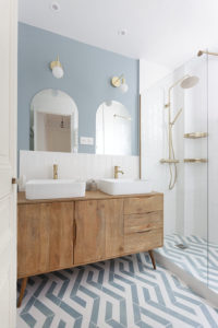 projet, rénovation, décoration, architecture, architecture d'intérieur, salle de bains, matériaux, as de carreaux, little greene, maisons du monde, carrelage, hexagonal, rayures, doré, bois, bleu, miroir arche, mon oeil dans la déco, val de marne, nogent sur marne