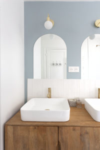 projet, rénovation, décoration, architecture, architecture d'intérieur, salle de bains, matériaux, as de carreaux, little greene, maisons du monde, carrelage, hexagonal, rayures, doré, bois, bleu, miroir arche, mon oeil dans la déco, val de marne, nogent sur marne