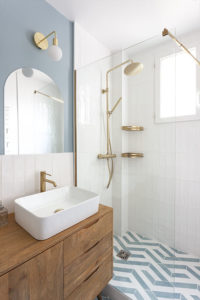 projet, rénovation, décoration, architecture, architecture d'intérieur, salle de bains, matériaux, as de carreaux, little greene, maisons du monde, carrelage, hexagonal, rayures, doré, bois, bleu, miroir arche, mon oeil dans la déco, val de marne, nogent sur marne
