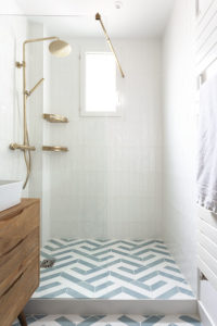 projet, rénovation, décoration, architecture, architecture d'intérieur, salle de bains, matériaux, as de carreaux, little greene, maisons du monde, carrelage, hexagonal, rayures, doré, bois, bleu, miroir arche, mon oeil dans la déco, val de marne, nogent sur marne