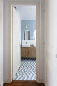 projet, rénovation, décoration, architecture, architecture d'intérieur, salle de bains, matériaux, as de carreaux, little greene, maisons du monde, carrelage, hexagonal, rayures, doré, bois, bleu, miroir arche, mon oeil dans la déco, val de marne, nogent sur marne
