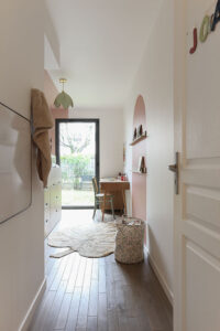 projet, rénovation, décoration, appartement, nogent sur marne, matériaux, peinture, mobilier, luminaires, tapis, sillyetbilly, lorena canals, vert baudet, naé, unikalo, maison du monde, meuble sur mesure, chambre, rose, blanc, vert, bois, arche, lecture, rangement, mon oeil dans la déco