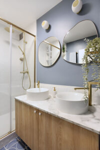 projet, rénovation, décoration, architecture, architecture d'intérieur, salle de bains, matériaux, carreaux ciment, mosaic factory, la redoute interieurs, carrelage, doré, bois, bleu, miroir organique, mon oeil dans la déco, val de marne, créteil