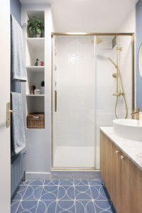 projet, rénovation, décoration, architecture, architecture d'intérieur, salle de bains, matériaux, carreaux ciment, mosaic factory, la redoute interieurs, carrelage, doré, bois, bleu, miroir organique, mon oeil dans la déco, val de marne, créteil, rangement sur mesure