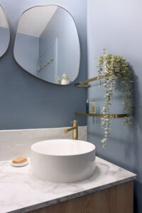 projet, rénovation, décoration, architecture, architecture d'intérieur, salle de bains, matériaux, carreaux ciment, mosaic factory, la redoute interieurs, carrelage, doré, bois, bleu, miroir organique, mon oeil dans la déco, val de marne, créteil