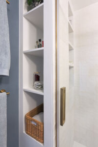 projet, rénovation, décoration, architecture, architecture d'intérieur, salle de bains, matériaux, carreaux ciment, mosaic factory, la redoute interieurs, carrelage, doré, bois, bleu, miroir organique, mon oeil dans la déco, val de marne, créteil, rangement sur mesure