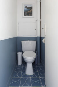 projet, rénovation, décoration, architecture, architecture d'intérieur, salle de bains, matériaux, carreaux ciment, mosaic factory, mon oeil dans la deco, val de marne, bleu, toilettes, wc