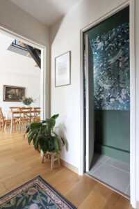 projet, rénovation, décoration, architecture, architecture d'intérieur, entrée, rangement sur mesure, mon oeil dans la déco, val de marne, créteil, wc, toilettes, vert, sous-bassement, libellule, papier peint, ressource