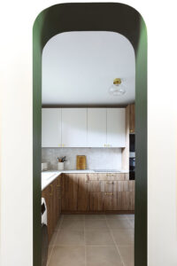 projet, rénovation, décoration, architecture, architecture d'intérieur, cuisine, rangement sur mesure, mon oeil dans la déco, val de marne, créteil, cuisine, arche, vert, papier peint, les dominotiers, au fil des couleurs, rétro, vintage, zellige, mosaic factory, bois, beige, doré, laiton, marbre, rétro, vintage