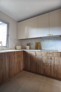 projet, rénovation, décoration, architecture, architecture d'intérieur, cuisine, rangement sur mesure, mon oeil dans la déco, val de marne, créteil, cuisine, arche, vert, papier peint, les dominotiers, au fil des couleurs, rétro, vintage, zellige, mosaic factory, bois, beige, doré, laiton, marbre, rétro, vintage