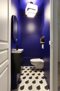 projet, rénovation, décoration, architecture, architecture d'intérieur, toilettes, rangement sur mesure, mon oeil dans la déco, val de marne, vincennes, wc, bleu, hexagonal, noir, blanc, bisazza