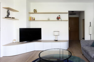 projet, rénovation, décoration, architecture, architecture d'intérieur, rangement sur mesure, banc, meuble télé, tapis, organique, vert, bleu, toulemonde bochart, étagère, mon oeil dans la déco, val de marne, vincennes, lampe, sarah lavoine