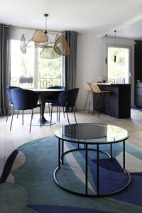 projet, rénovation, décoration, architecture, architecture d'intérieur, rangement sur mesure, banc, meuble télé, tapis, organique, vert, bleu, toulemonde bochart, étagère, mon oeil dans la déco, val de marne, vincennes, table basse, verre, tikamoon, chaise, fauteuil, bleu, velours, compar, table, table extensible, altacom, chaise de bar, chaise haute, rotin, comptoir, noir, vert, suspension, cannage, market set, screen