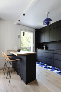 projet, rénovation, décoration, architecture, architecture d'intérieur, suspension, flowerpot, &tradition, rangement sur mesure, cuisine, noblessa, cave à vin, noir, blanc, bleu, bois, mon oeil dans la déco, val de marne, vincennes, comptoir, chaise, rotin, carrelage, puzzle, surface, suspension, ora, faro, comptoir, plateau, la parquetterie nouvelle