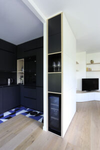 projet, rénovation, décoration, architecture, architecture d'intérieur, rangement sur mesure, meuble télé, cave à vin, noir, blanc, bleu, étagère, mon oeil dans la déco, val de marne, vincennes