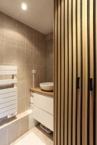 projet, rénovation, décoration, architecture, architecture d'intérieur, salle de bains, salle d'eau, matériaux, isolation, phonique, caisson, lave-linge, rangements, meuble salle de bains, bois, mon oeil dans la déco, val de marne, vincennes