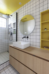 projet, rénovation, décoration, architecture, architecture d'intérieur, salle de bains, salle d'eau, matériaux, rangements, meuble, sur mesure, bois, jaune, noir, blanc, graphique, carreau, 10x10, plafond, mon oeil dans la déco, val de marne, vincennes