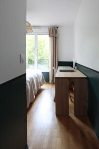 projet, rénovation, décoration, appartement, matériaux, peinture, vert, noir, beige, ficelle, rideaux, madura, isidore leroy, dune, panoramique, chevet, odyssee, suspension, raphia, mobilier, bureau, tikamoon, luminaire, papier peint, chambre, contemporain, mon oeil dans la déco