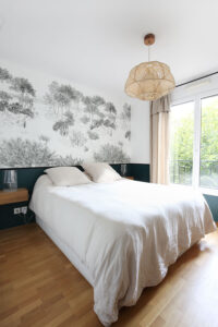 projet, rénovation, décoration, appartement, matériaux, peinture, vert, noir, beige, ficelle, rideaux, madura, isidore leroy, dune, panoramique, chevet, odyssee, suspension, raphia, mobilier, bureau, tikamoon, luminaire, papier peint, chambre, contemporain, mon oeil dans la déco