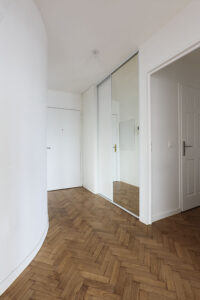 renovation, rénovation, immobilier, appartement, appartement parisien, moderne, mis à neuf, blanc, propre, location, cuisine, salle de bains, chambre, séjour, entrée, balcon, terrasse, nogent sur marne, blanc, terracotta, ponçage, parquet, mon oeil dans la déco