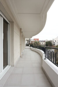 renovation, rénovation, immobilier, appartement, appartement parisien, moderne, mis à neuf, blanc, propre, location, cuisine, salle de bains, chambre, séjour, entrée, balcon, terrasse, nogent sur marne, blanc, terracotta, ponçage, parquet, mon oeil dans la déco