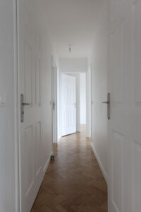 renovation, rénovation, immobilier, appartement, appartement parisien, moderne, mis à neuf, blanc, propre, location, cuisine, salle de bains, chambre, séjour, entrée, balcon, terrasse, nogent sur marne, blanc, terracotta, ponçage, parquet, mon oeil dans la déco