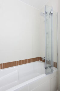 renovation, rénovation, immobilier, appartement, appartement parisien, moderne, mis à neuf, blanc, propre, location, cuisine, salle de bains, chambre, séjour, entrée, balcon, terrasse, nogent sur marne, blanc, terracotta, ponçage, parquet, mon oeil dans la déco