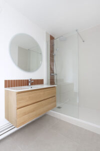 renovation, rénovation, immobilier, appartement, appartement parisien, moderne, mis à neuf, blanc, propre, location, cuisine, salle de bains, chambre, séjour, entrée, balcon, terrasse, nogent sur marne, blanc, terracotta, ponçage, parquet, mon oeil dans la déco