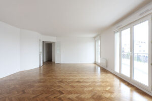 renovation, rénovation, immobilier, appartement, appartement parisien, moderne, mis à neuf, blanc, propre, location, cuisine, salle de bains, chambre, séjour, entrée, balcon, terrasse, nogent sur marne, blanc, terracotta, ponçage, parquet, mon oeil dans la déco