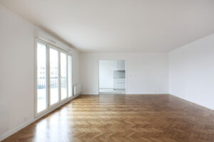 renovation, rénovation, immobilier, appartement, appartement parisien, moderne, mis à neuf, blanc, propre, location, cuisine, salle de bains, chambre, séjour, entrée, balcon, terrasse, nogent sur marne, blanc, terracotta, ponçage, parquet, mon oeil dans la déco