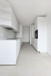 renovation, rénovation, immobilier, appartement, appartement parisien, moderne, mis à neuf, blanc, propre, location, cuisine, salle de bains, chambre, séjour, entrée, balcon, terrasse, nogent sur marne, blanc, terracotta, ponçage, parquet, mon oeil dans la déco