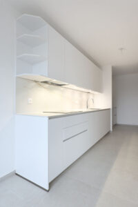 renovation, rénovation, immobilier, appartement, appartement parisien, moderne, mis à neuf, blanc, propre, location, cuisine, salle de bains, chambre, séjour, entrée, balcon, terrasse, nogent sur marne, blanc, terracotta, ponçage, parquet, mon oeil dans la déco