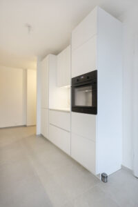 renovation, rénovation, immobilier, appartement, appartement parisien, moderne, mis à neuf, blanc, propre, location, cuisine, salle de bains, chambre, séjour, entrée, balcon, terrasse, nogent sur marne, blanc, terracotta, ponçage, parquet, mon oeil dans la déco