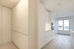 renovation, rénovation, immobilier, appartement, appartement parisien, moderne, mis à neuf, blanc, propre, location, cuisine, salle de bains, chambre, séjour, entrée, balcon, terrasse, nogent sur marne, blanc, terracotta, ponçage, parquet, mon oeil dans la déco