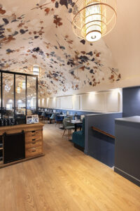 renovation, rénovation, immobilier, restaurant, parisien, nogentais, bistrot, bistronomique, chaleureux, douillet, verrière, nogent sur marne, beige, bleu, parquet, acoustique, papier peint, papier peint au plafond, luminaire, mon oeil dans la déco