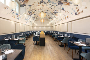 renovation, rénovation, immobilier, restaurant, parisien, nogentais, bistrot, bistronomique, chaleureux, douillet, verrière, nogent sur marne, beige, bleu, parquet, acoustique, papier peint, papier peint au plafond, luminaire, mon oeil dans la déco