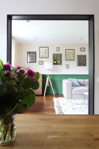 projet, rénovation, décoration, architecture, architecture d'intérieur, rangement sur mesure, meuble télé, tapis, mon oeil dans la déco, val de marne, champigny sur marne, tapis, la redoute interieurs, velours cotelé, sous-bassement, beige, noir, vert, arche, rétro