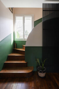 projet, rénovation, décoration, architecture, architecture d'intérieur, rangement sur mesure, meuble télé, tapis, mon oeil dans la déco, val de marne, champigny sur marne, tapis, la redoute interieurs, velours cotelé, sous-bassement, beige, noir, vert, arche, escalier