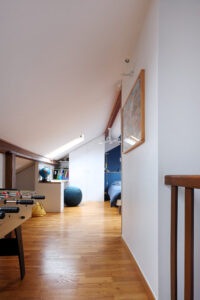 projet, maison, rénovation, décoration, intérieur, contemporain, fonctionnel, meuble sur mesure, rangement, chambre, combles, comble, bureau, le perreux sur marne, mon oeil dans la déco, jaune, blanc, bleu