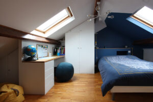 projet, maison, rénovation, décoration, intérieur, contemporain, fonctionnel, meuble sur mesure, rangement, chambre, combles, comble, bureau, le perreux sur marne, mon oeil dans la déco, jaune, blanc, bleu