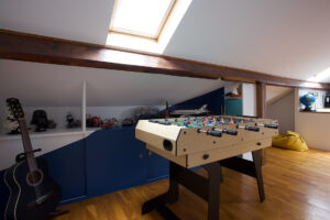 projet, maison, rénovation, décoration, intérieur, contemporain, fonctionnel, meuble sur mesure, rangement, chambre, combles, comble, bureau, le perreux sur marne, mon oeil dans la déco, jaune, blanc, bleu