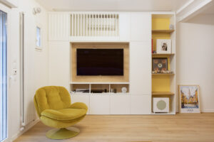 projet, maison, rénovation, décoration, intérieur, contemporain, fonctionnel, meuble sur mesure, rangement,salon, salle a manger, cuisine, pièce à vivre, rez de chaussée, le perreux sur marne, mon oeil dans la déco, jaune, blanc, gris, meuble télé