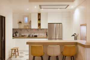 projet, maison, rénovation, décoration, intérieur, contemporain, fonctionnel, meuble sur mesure, rangement,salon, salle a manger, cuisine, pièce à vivre, rez de chaussée, le perreux sur marne, mon oeil dans la déco, jaune, blanc, gris