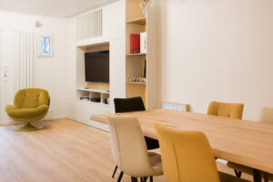 projet, maison, rénovation, décoration, intérieur, contemporain, fonctionnel, meuble sur mesure, rangement,salon, salle a manger, cuisine, pièce à vivre, rez de chaussée, le perreux sur marne, mon oeil dans la déco, jaune, blanc, gris