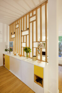 projet, maison, rénovation, décoration, intérieur, contemporain, fonctionnel, meuble sur mesure, rangement,salon, salle a manger, cuisine, pièce à vivre, rez de chaussée, le perreux sur marne, mon oeil dans la déco, jaune, blanc, gris, meuble séparation