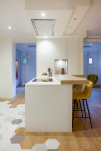 projet, maison, rénovation, décoration, intérieur, contemporain, fonctionnel, meuble sur mesure, rangement,salon, salle a manger, cuisine, pièce à vivre, rez de chaussée, le perreux sur marne, mon oeil dans la déco, jaune, blanc, gris