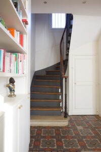 projet, maison, rénovation, décoration, intérieur, contemporain, fonctionnel, meuble sur mesure, rangement, salon, salle à manger, cuisine, pièce à vivre, rez de chaussée, nogent sur marne, mon oeil dans la déco, bleu, blanc, bois, rétro, escalier