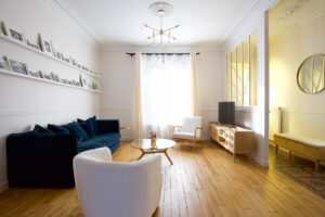 projet, maison, rénovation, décoration, intérieur, contemporain, fonctionnel, meuble sur mesure, rangement, salon, salle à manger, cuisine, pièce à vivre, rez de chaussée, nogent sur marne, mon oeil dans la déco, bleu, blanc, bois, rétro